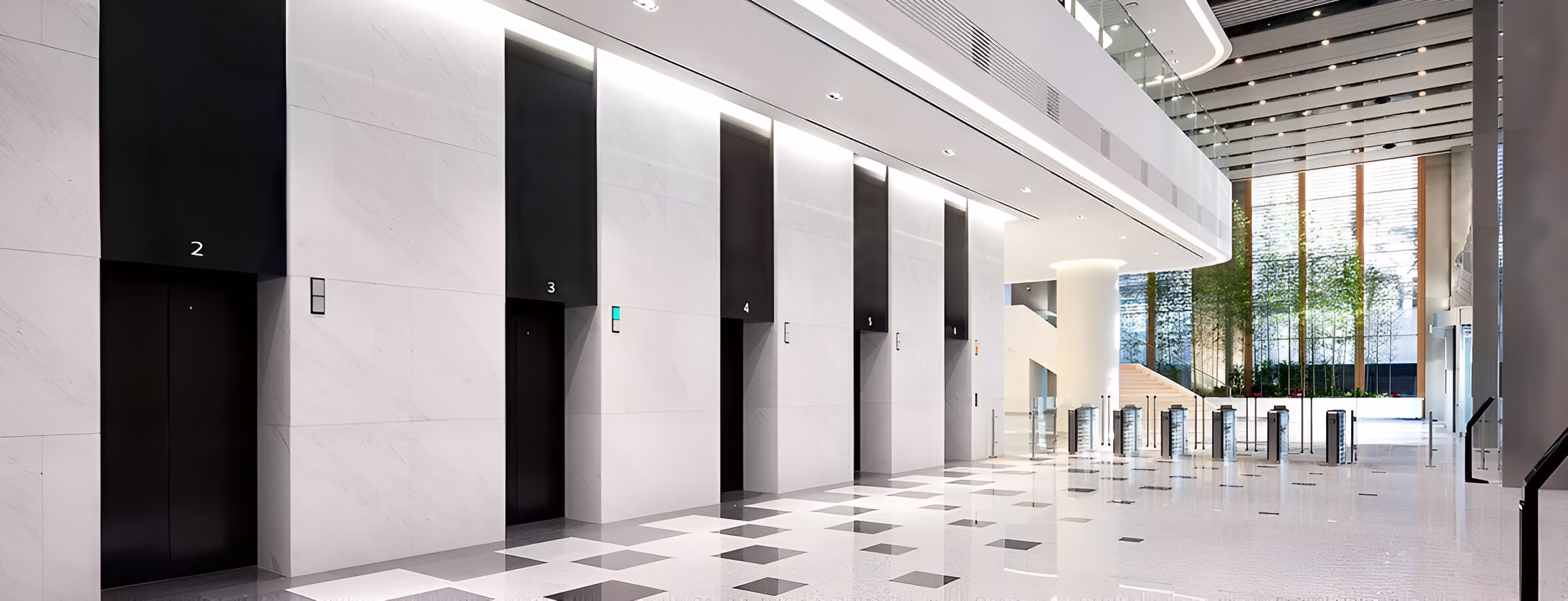 Сучасний лобі офісної будівлі з мінімалістичним дизайном. На передньому плані – ряд чорних ліфтових дверей, пронумерованих 2, 3, 4, 5. Світлий мармуровий інтер'єр доповнено геометричними візерунками на підлозі. У глибині – турнікети для доступу та зона з великою кількістю природного освітлення, бамбуковими рослинами та сходами.