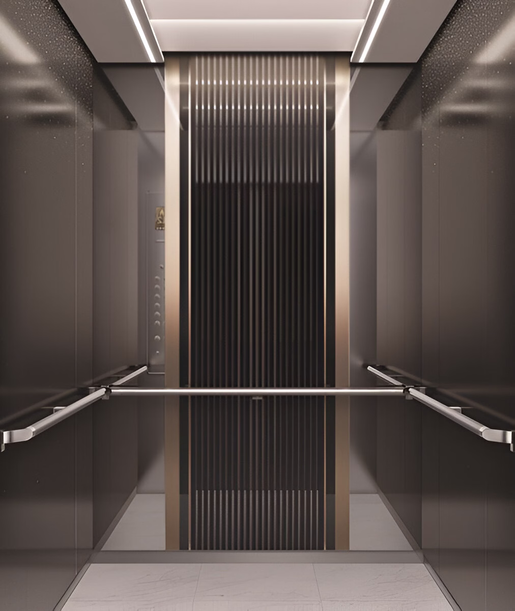 Інтер'єр сучасного ліфта з темними глянцевими стінами, дверима з вертикальними смугами та золотими акцентами, горизонтальним поручнем із нержавіючої сталі та підсвіченою стелею.