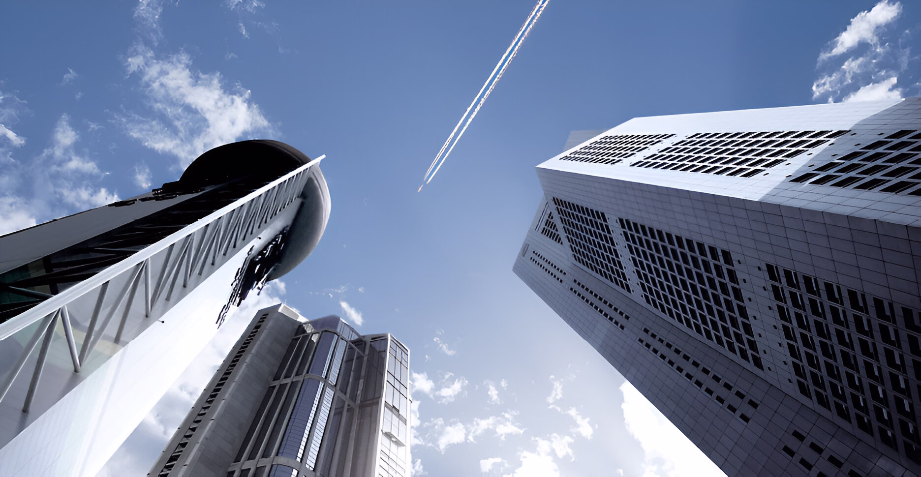 Вид знизу на три високі сучасні будівлі зі скла та бетону на тлі блакитного неба з білими хмарами та слідом від літака.