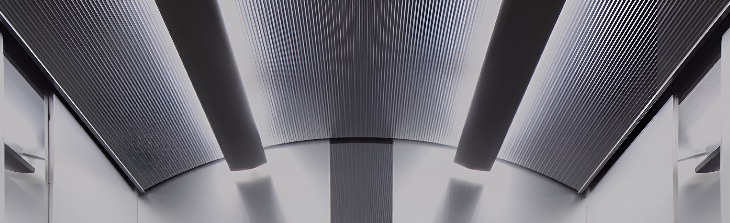 Абстрактне зображення внутрішнього простору з вертикальними ребристими панелями та гладкою підлогою, освітленого зверху, що створює гру світла й тіні та відчуття симетрії.