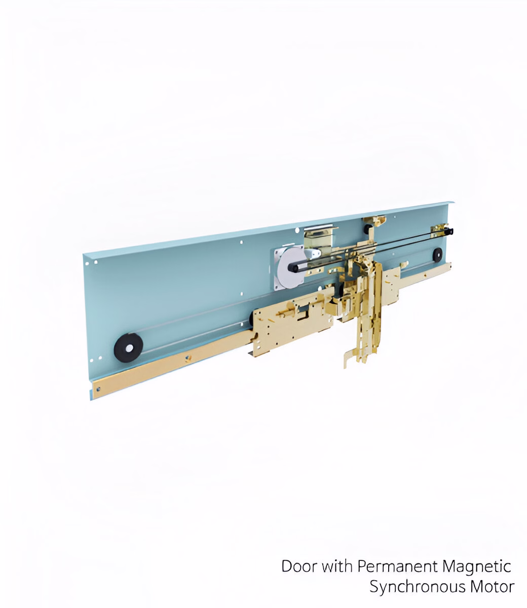 Механізм ліфтових дверей з постійним магнітним синхронним двигуном, що складається з металевих планок, роликів та інших деталей золотистого та світло-блакитного кольорів, на білому тлі.