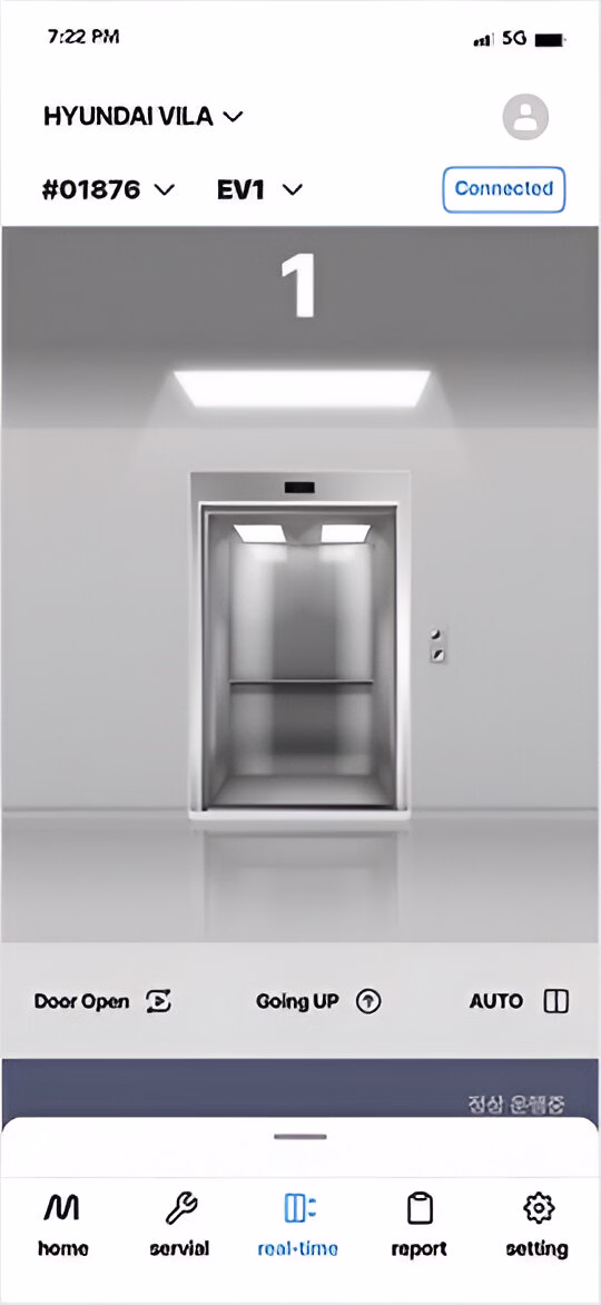 Інтерфейс мобільного додатку Hyundai у розділі реального часу, що показує зображення ліфтової кабіни з відчиненими дверима на першому поверсі, індикатором руху вгору, автоматичним режимом роботи та навігаційними кнопками внизу екрана (додому, сервіс, реальний час, звіт, налаштування), а також інформацію про підключення до ліфта #01876 EV1.