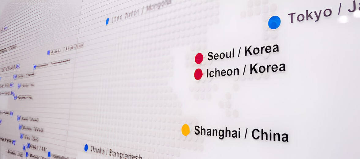 Деталізована схема з кольоровими позначками та текстом на білому фоні. Синя позначка відповідає 'Tokyo / Ja...', червоні позначки – 'Seoul / Korea' та 'Icheon / Korea', жовта – 'Shanghai / China'. Ліворуч від позначок тягнуться горизонтальні лінії, що з'єднуються з вертикальними лініями та іншими текстовими позначеннями, створюючи складну діаграму.