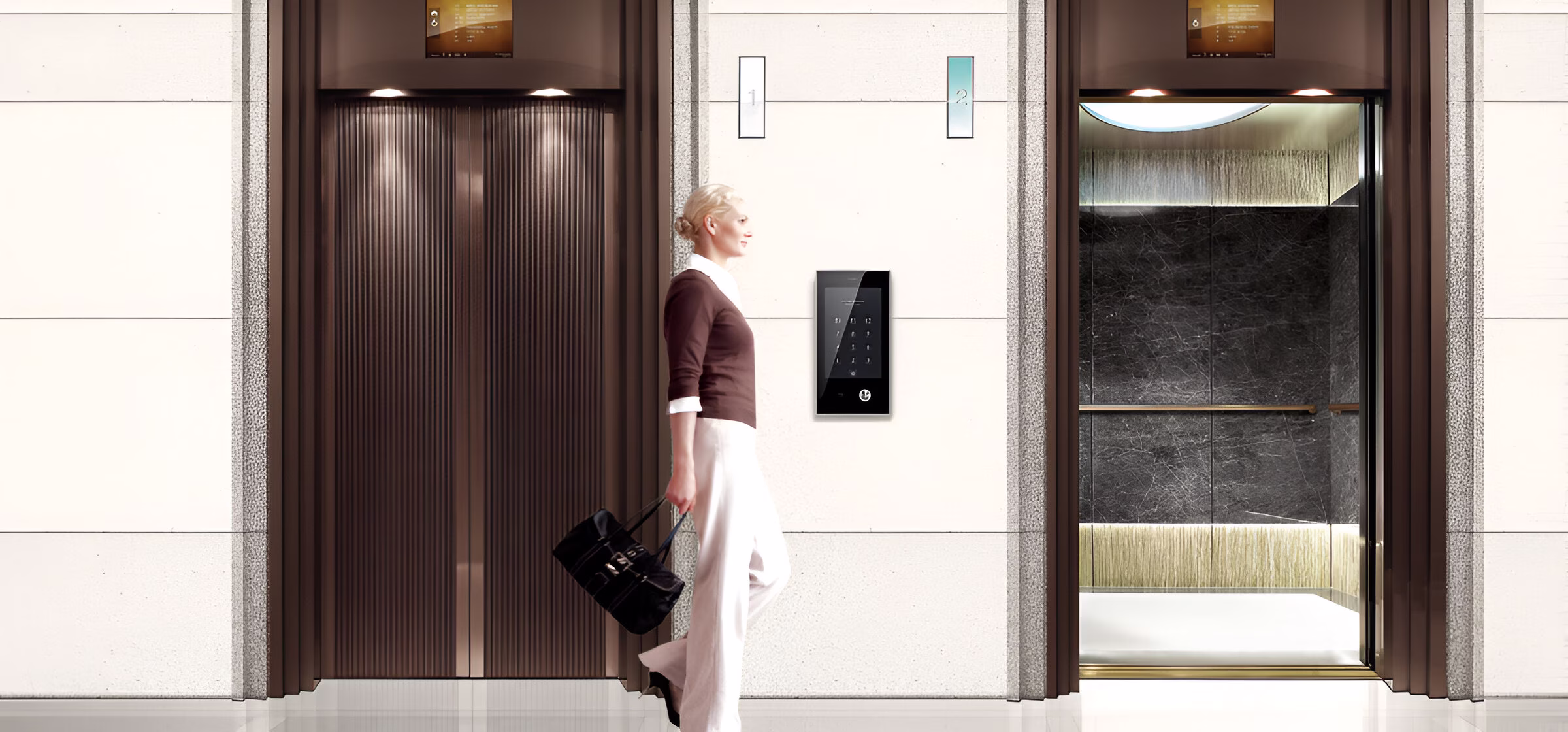 Елегантний вестибюль з ліфтами в бізнес-центрі або готелі. Зліва видно закриті ліфтові двері з коричневою текстурованою поверхнею, справа - відкритий ліфт з мармуровим інтер'єром та підсвіткою. Посередині на стіні розташована сенсорна панель керування ліфтом. Біля неї стоїть жінка з короткою світлим волоссям у коричневому светрі та білих штанах, тримаючи чорну сумку.