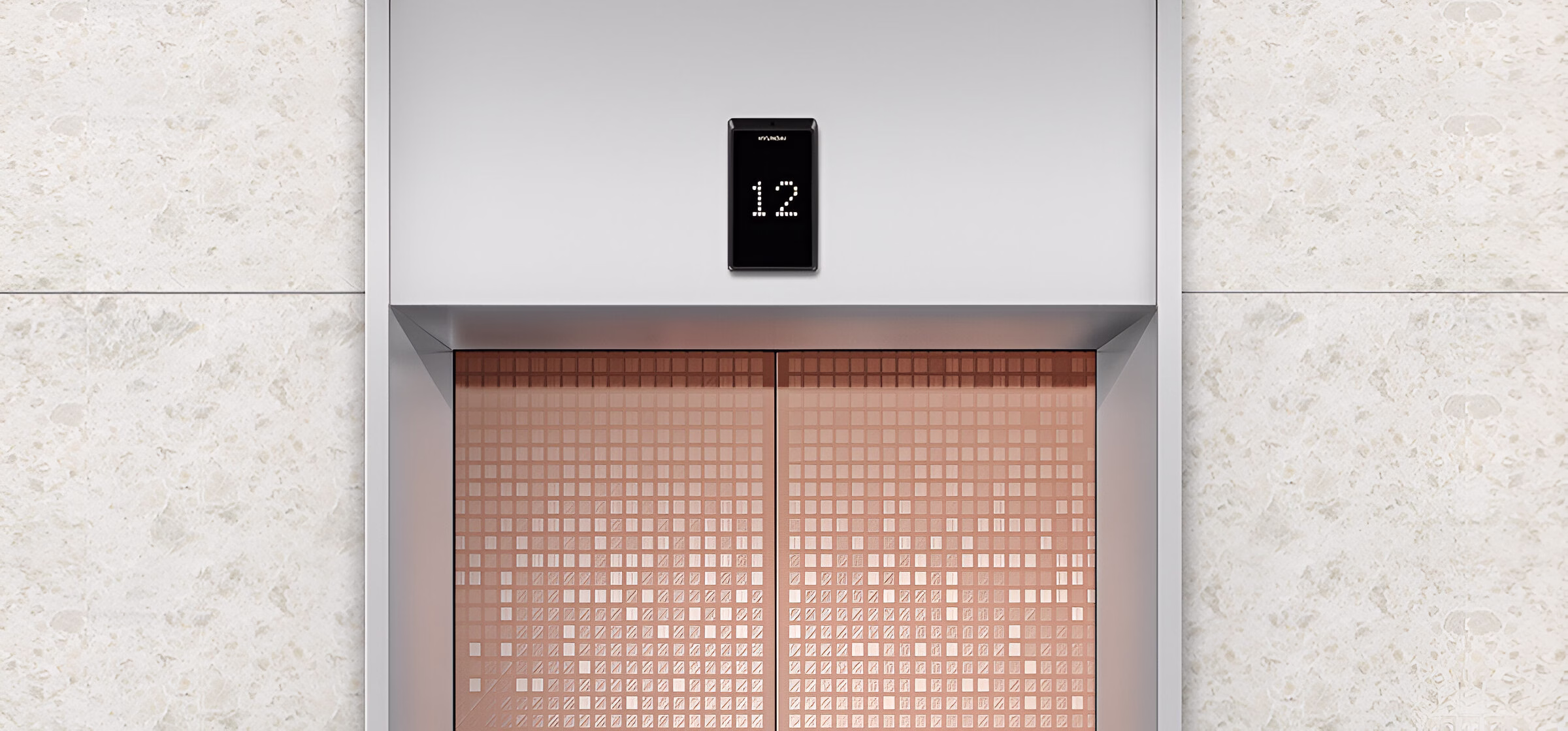 Сучасний інтер'єр ліфта з гладкими металевими стінами та стелею з квадратним світильником по периметру, що відбивається у стінах.