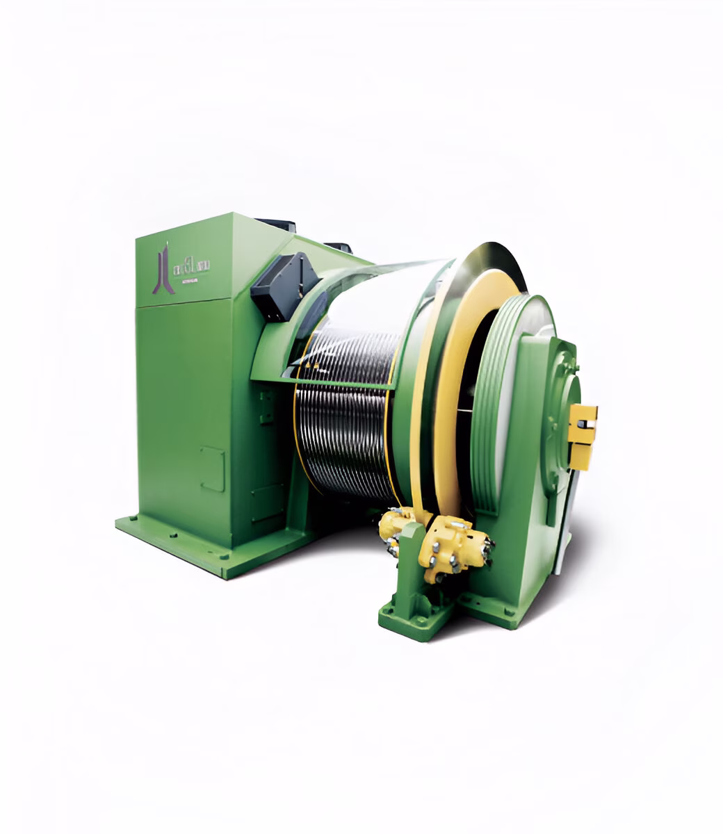 Промислова підйомна лебідка зеленого кольору з логотипом виробника. Обладнання має масивний барабан із намотаним сталевим тросом, жовті елементи кріплення та зелений корпус із міцною основою. Це спеціалізоване індустріальне обладнання призначене для підйому та переміщення важких вантажів. Лебідка складається з електродвигуна у захисному корпусі ліворуч та барабанного механізму з намотаним тросом праворуч, встановлена на міцній опорній рамі.